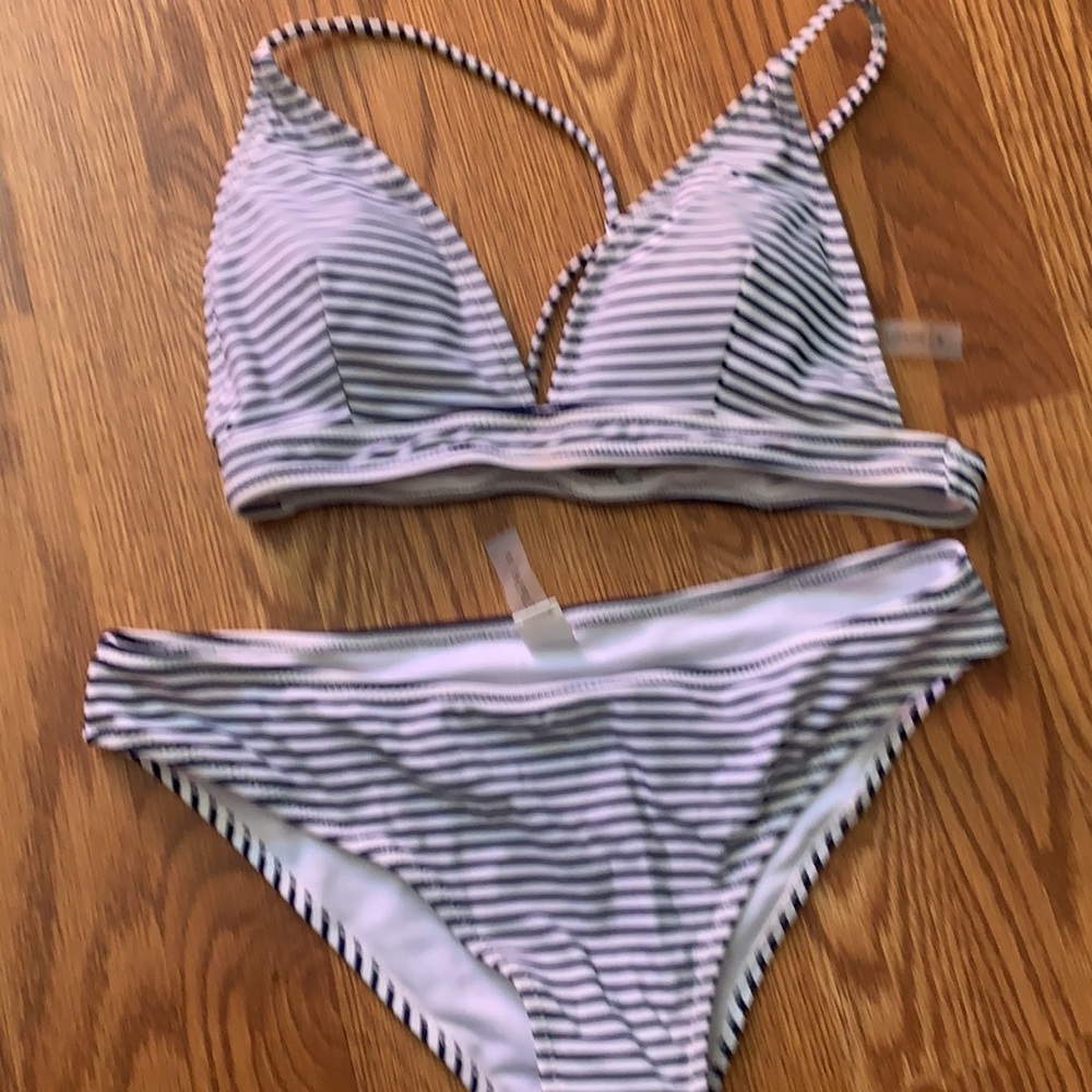 Cupshe swimsuit 2 pc size medium striped - Picture 4 of 5